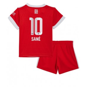 Bayern Munich Leroy Sane #10 babykläder Hemmatröja barn 2022-23 Korta ärmar (+ Korta byxor)